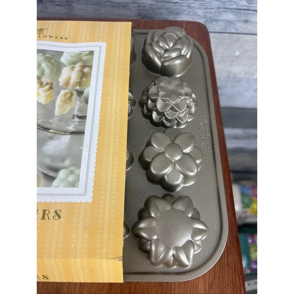 Nordic Ware Petit Fours Cake Pan Baking Mold Cast Aluminum Non-Stick 20 Flowers